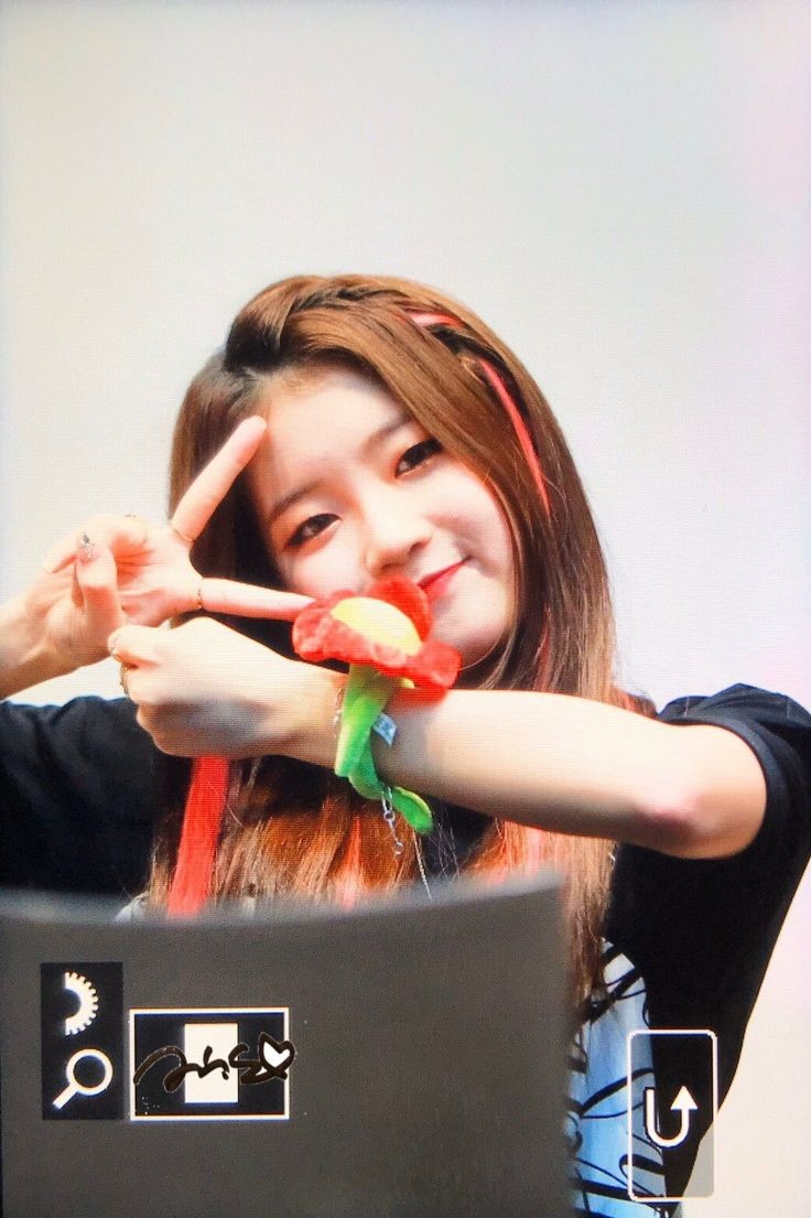 i5fuyu's tweet photo. como começar esse texto.. bem, querida minseo. Eu lembro até hoje do dia que eu descobri que o saturday havia lançado comeback e eu fiquei super animada! Haviam acontecido muitas mudanças e então eu vi você lá. A garota de cabelos morenos e comprido. Posso dizer que foi amor a + https://t.co/WnQ0Qq1fUa