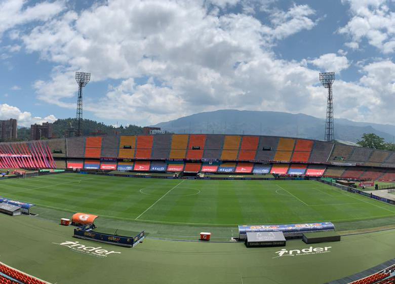 DianaToroZ's tweet photo. !Hoy hay fiesta en el Atanasio! Y quiero mostrarles el estado de la cancha, óptimo para el desarrollo del fútbol y en perfectas condiciones para  el espectáculo, ¡trabajamos para eso! Ahora les corresponde a @DIM_Oficial y @DeporPasto lo demás. https://t.co/fSlxCReQKY