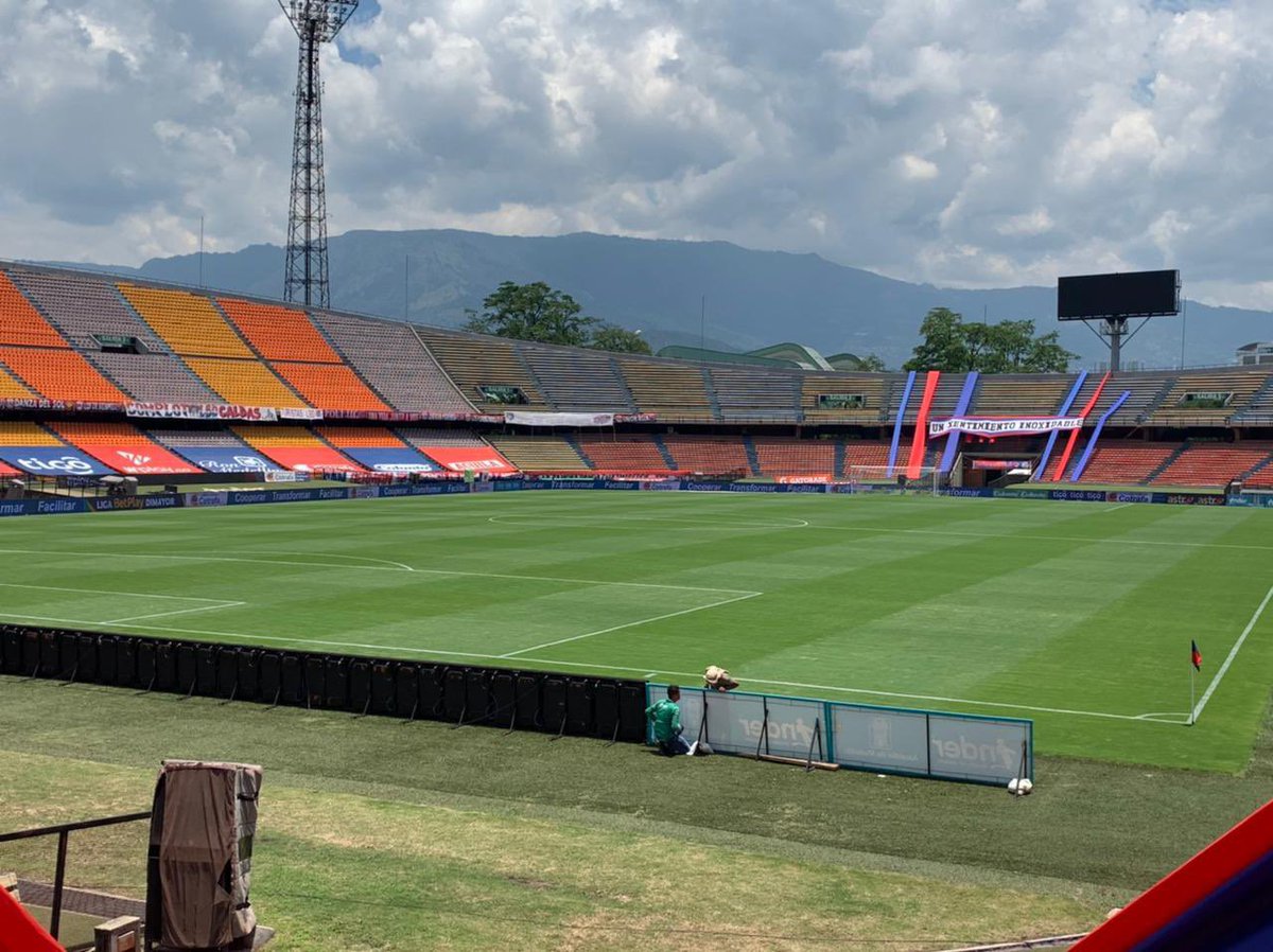 DianaToroZ's tweet photo. !Hoy hay fiesta en el Atanasio! Y quiero mostrarles el estado de la cancha, óptimo para el desarrollo del fútbol y en perfectas condiciones para  el espectáculo, ¡trabajamos para eso! Ahora les corresponde a @DIM_Oficial y @DeporPasto lo demás. https://t.co/fSlxCReQKY