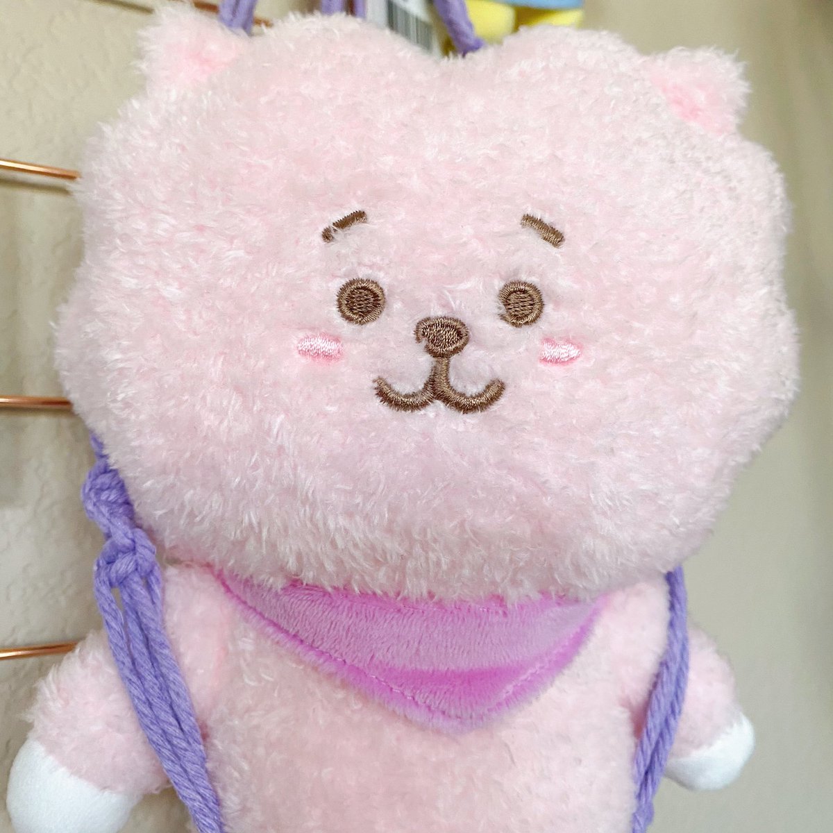TATAMOCHII's tweet photo. not sure where to put my pink rj yet but for now, he’s chillin’ on my @BorahaeMacrame &amp; @bobawithluv display 😅 i’m obsessed w/ him, look at his wittle face on his big head 🥺 thanks @tatas_ufo for the GO! 💜 https://t.co/cdvg7EnH3q