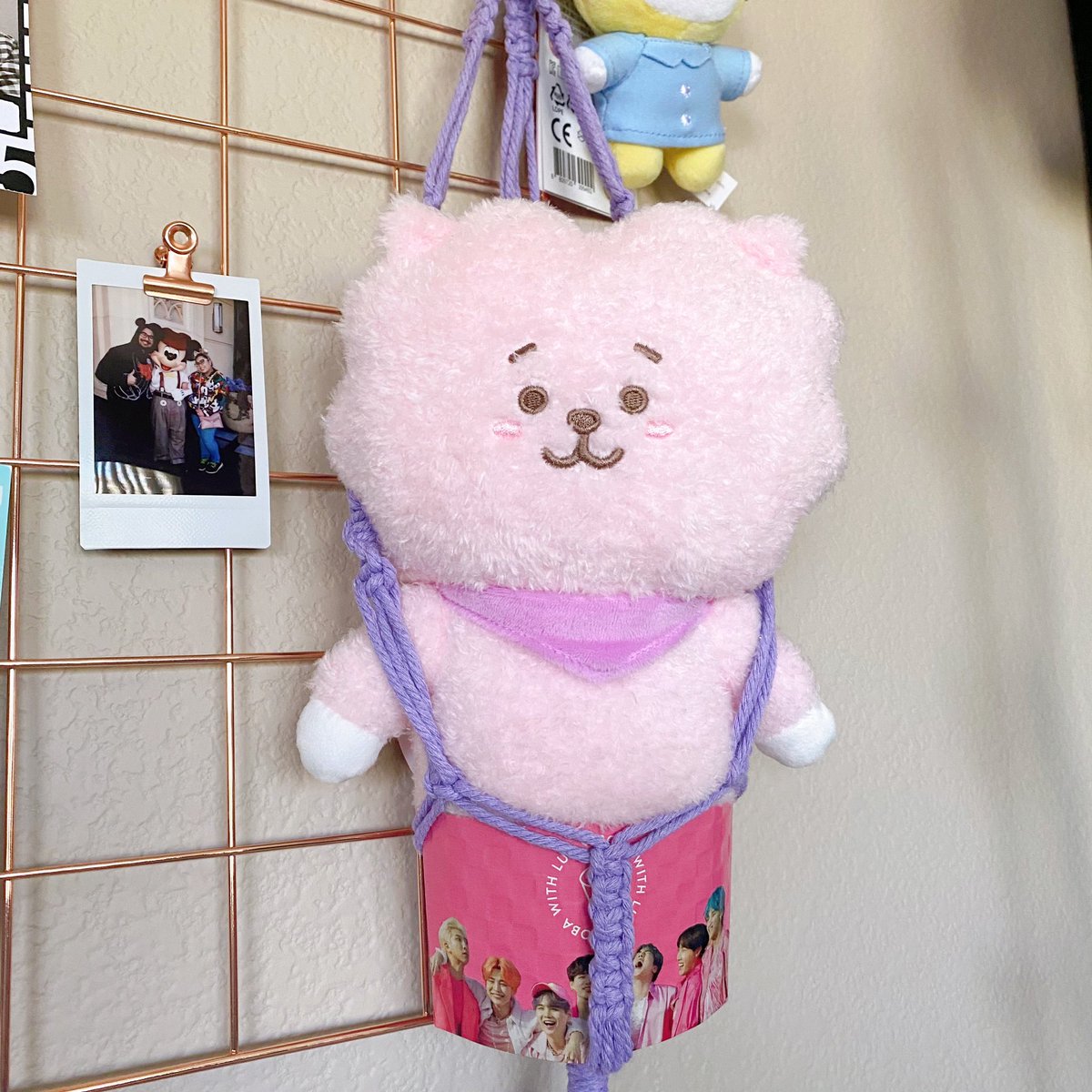 TATAMOCHII's tweet photo. not sure where to put my pink rj yet but for now, he’s chillin’ on my @BorahaeMacrame &amp; @bobawithluv display 😅 i’m obsessed w/ him, look at his wittle face on his big head 🥺 thanks @tatas_ufo for the GO! 💜 https://t.co/cdvg7EnH3q