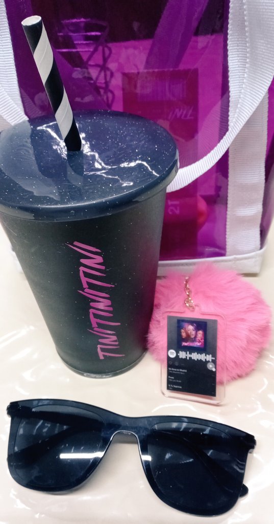 tini_aitana's tweet photo. el kit que nos dieron hoy en el #TiniBus 
@TiniStoessel @stoesselmexico @marianaluciamuz https://t.co/O2zh2GRfKu