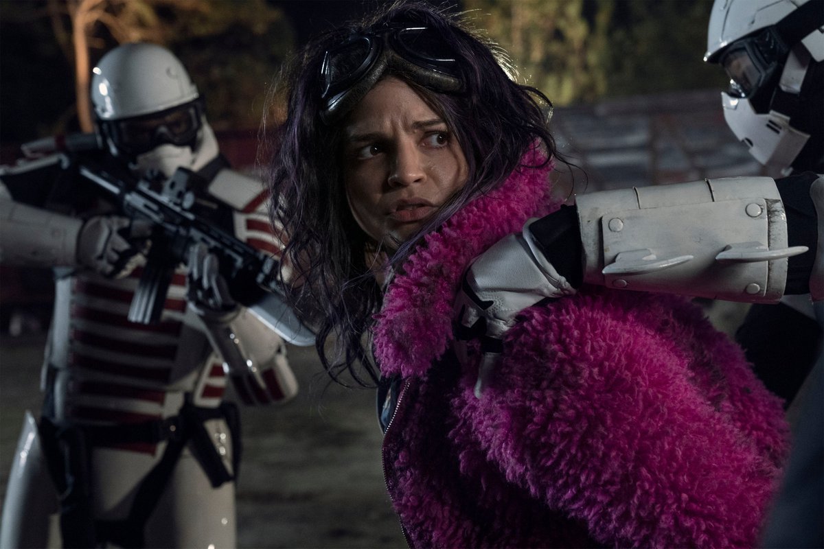 WalkingDead_AMC's tweet image. RETWEET if you're watching the new episode of #TWD starting right now!