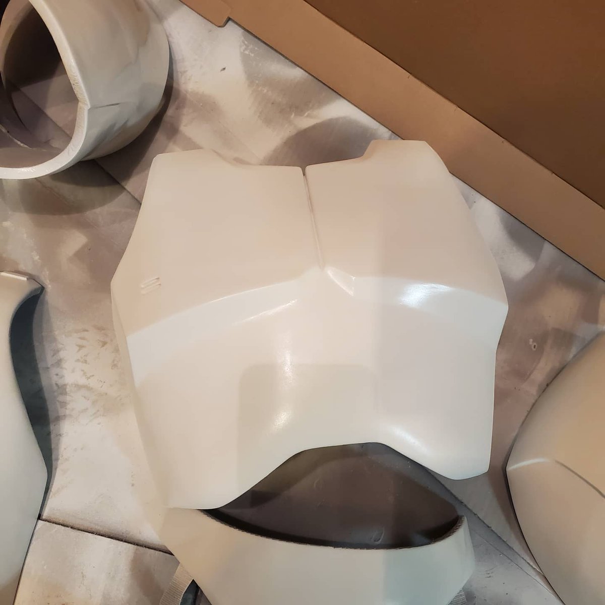 K2ProductionsYT's tweet photo. working on some armor!!! getting some paint down! very excited! #clonewars #starwars #clonearmor #3dprinting https://t.co/7MrQfSMa3s