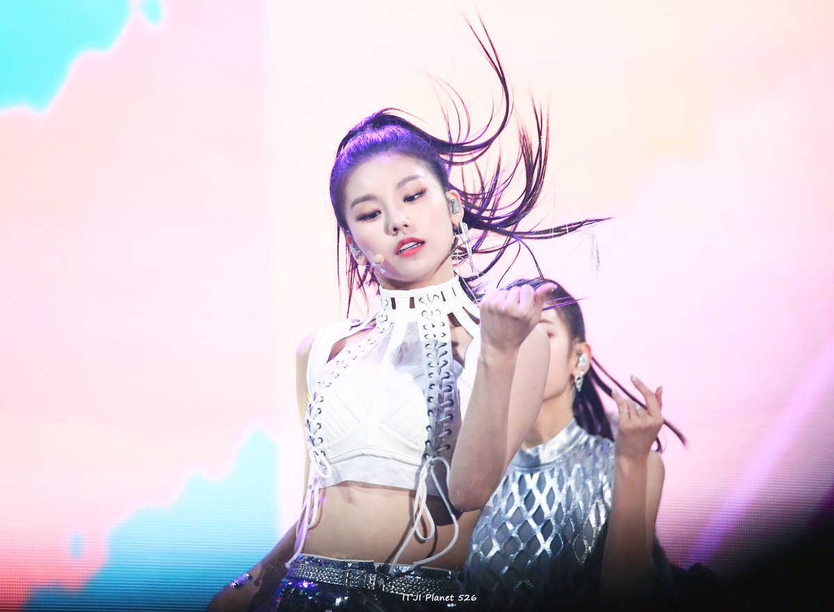 hourlyhwangyeji's tweet photo. #예지 ✘ #YEJI ✘ @ITZYofficial https://t.co/bzsQxkgL6j
