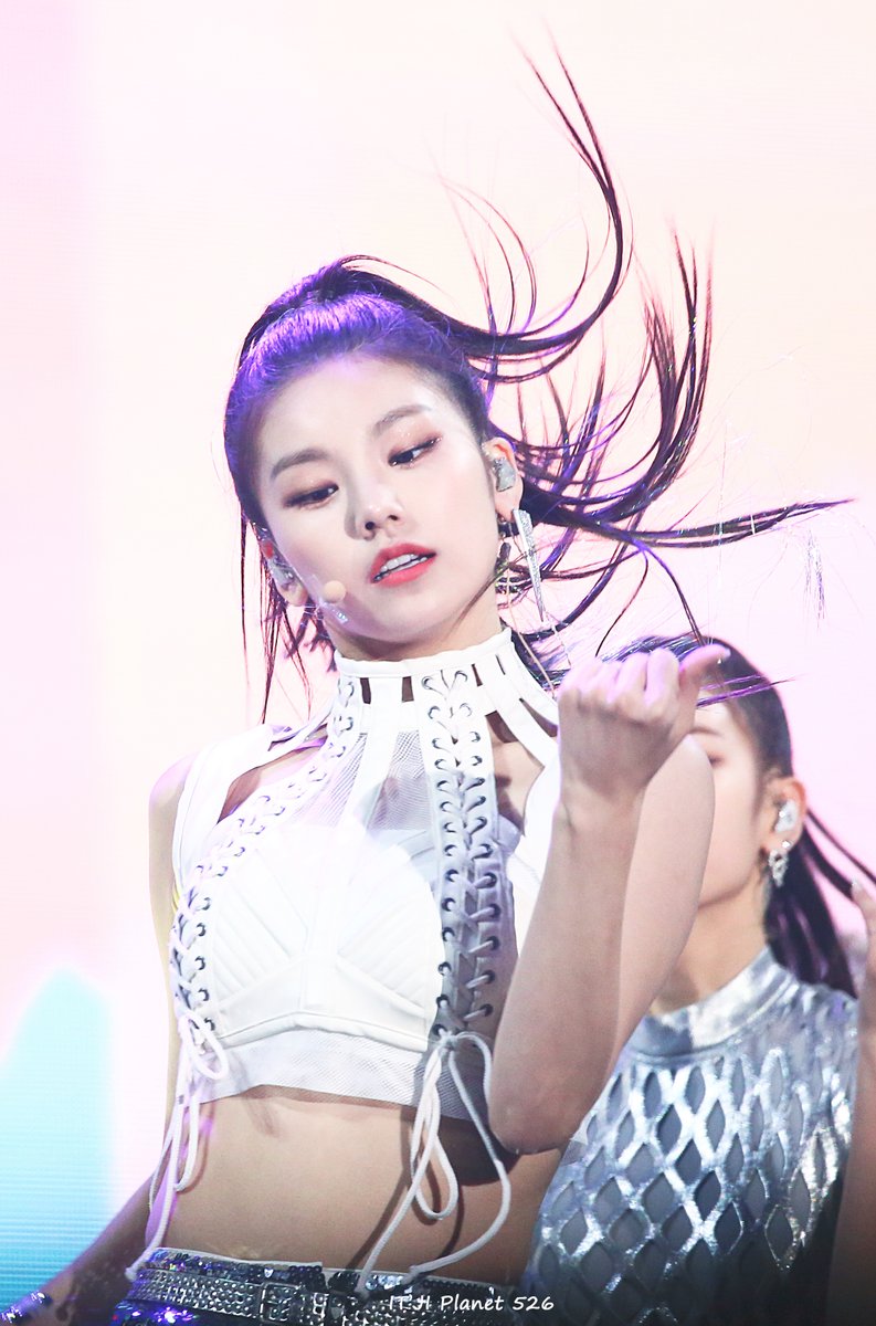 hourlyhwangyeji's tweet photo. #예지 ✘ #YEJI ✘ @ITZYofficial https://t.co/bzsQxkgL6j