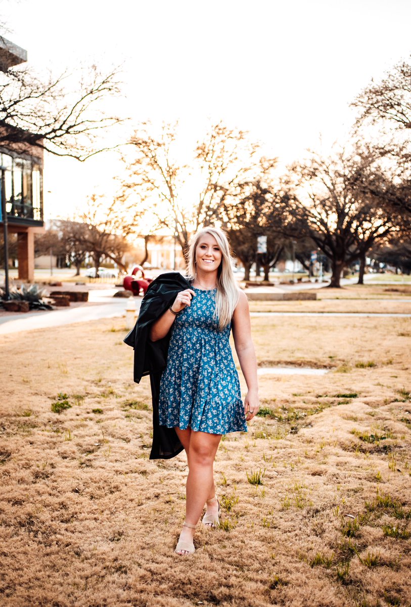Shannon_Thomp2's tweet photo. Counting down the days! 🎓 https://t.co/ZDwmYh6SYG