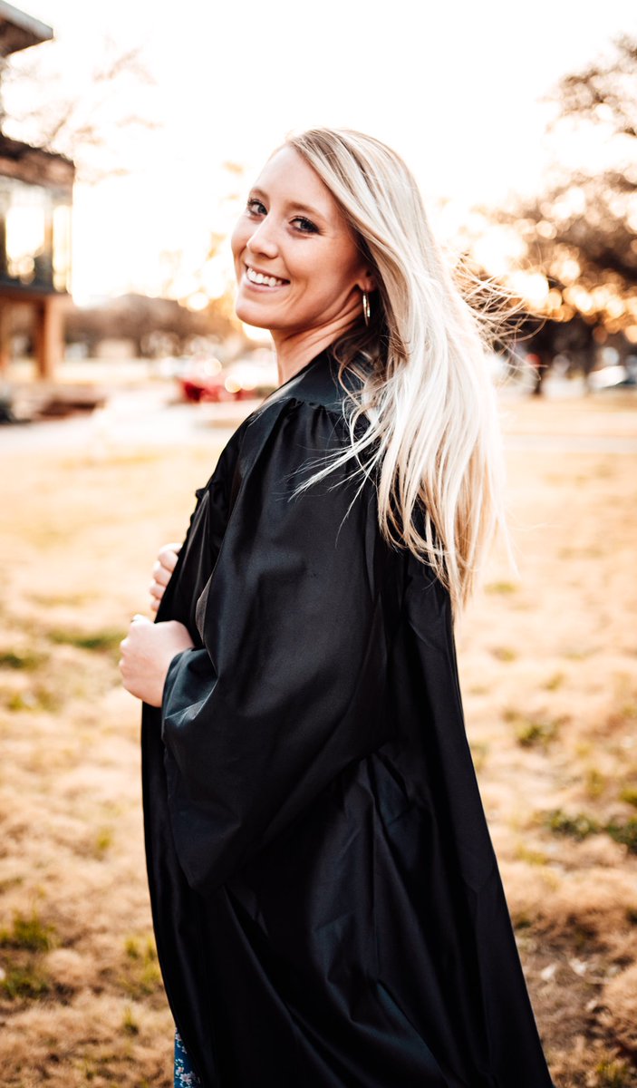 Shannon_Thomp2's tweet photo. Counting down the days! 🎓 https://t.co/ZDwmYh6SYG