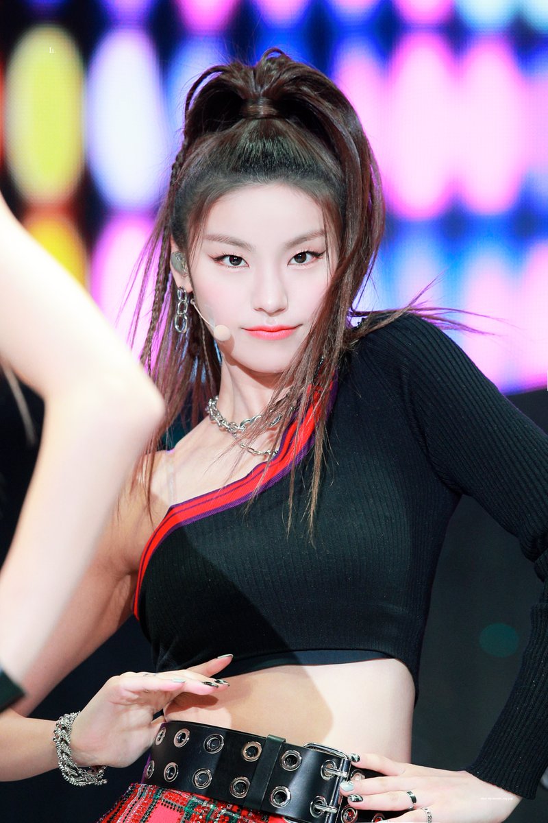 hourlyhwangyeji's tweet photo. #예지 ✘ #YEJI ✘ @ITZYofficial https://t.co/VyrAiD53sc