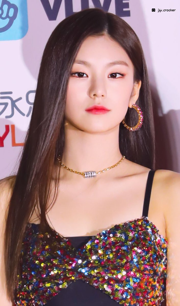 hourlyhwangyeji's tweet photo. #예지 ✘ #YEJI ✘ @ITZYofficial https://t.co/q0VwKb8BUG