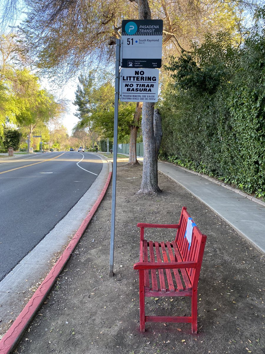 After at least a decade of no seating at this #Pasadena Transit bus stop, which  only has hourly service frequencies, it appears someone has taken it upon themselves to provide this most basic of amenities. 🚍 #BetterBuses