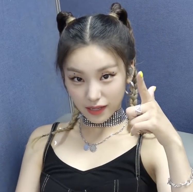 hourlyhwangyeji's tweet photo. #예지 ✘ #YEJI ✘ @ITZYofficial https://t.co/qDipYix10j