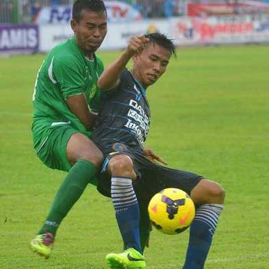Bulao_ID's tweet photo. Stadion Galuh Ciamis, 22 Maret 2015
Striker #Persib, #Rudiyana mencoba melepaskan diri dari kawalan pemain #Persebaya (Surabaya United) pada turnamen segitiga Ciamis.
Dalam pertandingan ini, #Bulao harus mengakui keunggulan Persebaya (SU) 0-1.
Foto: https://t.co/AhEIHHc1Rq https://t.co/9Wr0mZhfDp