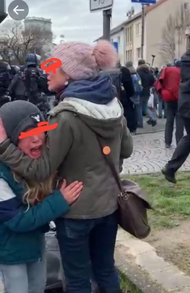 Arnd_Schumacher's tweet photo. @DBreymann Ganz ehrlich? Wer bei diesem Foto von intellektueller Unterschicht spricht ist, für mich ein ... äh... Hanswurst (......... habe ich aus Höflichkeit gelöscht). Der Merkelianer weist Sie zudem als Untertan einer frömmelnden FDJ-lerin aus. #Pfeifenheini #Fatzke #Flitzpiepe https://t.co/g6sqZfEv2M