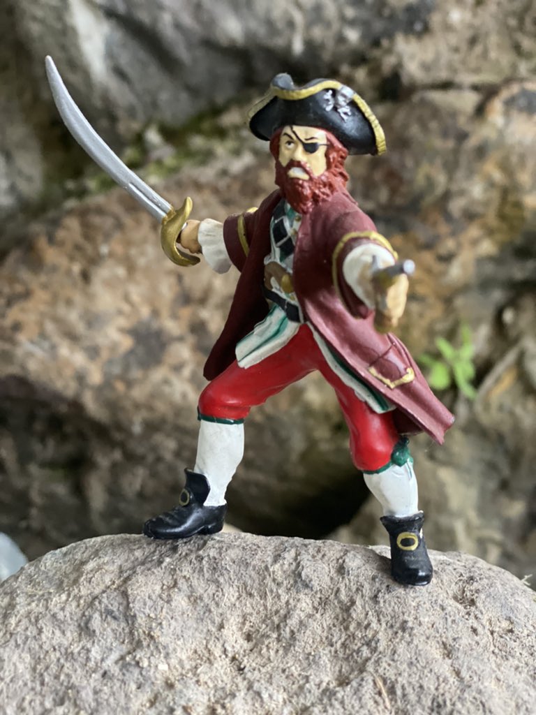 Microrrelatos1's tweet photo. De todos los piratas que enfrenté, Barbaverde fue el único que pudo haberme matado, pero una ola mojó la pólvora de su pistola y no me pudo disparar. El Capitán C.S.M. Stuart fue, también, el único pirata que se puso su propio sobrenombre ignorando, obvio, que era daltónico. https://t.co/MLGgLqpBdC