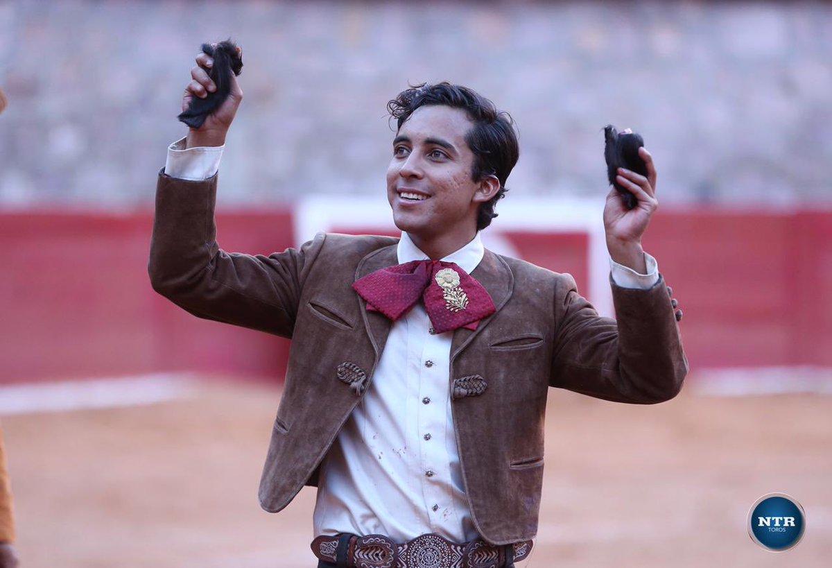 ntrtoros's tweet photo. #Zacatecas 🇲🇽 Dos orejas tras una faena rotunda de Leo Valadez que lució en los tres tercios ante la calidad del cierra plaza de nombre “Lírico”, de Jaral de Peñas que fue merecedor del arrastre lento #somosntrtoros 

📷 @FOTOBRIONES / NTR Toros https://t.co/syhFyJYpD5