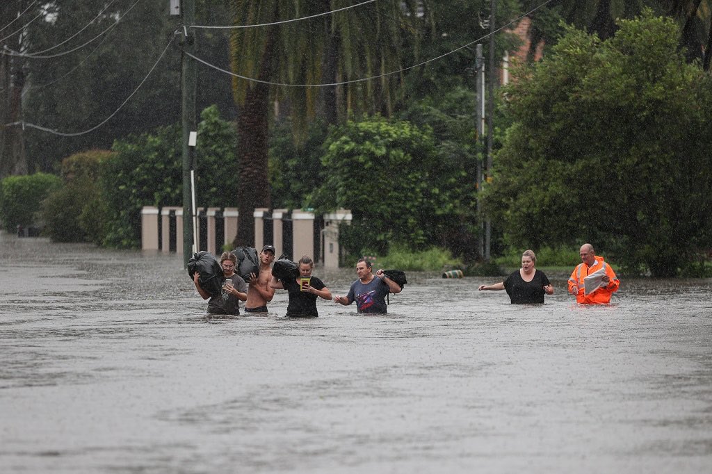 AusNewsNetwork's tweet photo. #NSWFloods 
🔺 38 areas in #NSW are now "disaster zones"
🔺  At least 18,000 people evacuated so far - with thousands more expected 
🔺  #Macleay River predicted to burst its banks and flood #Kempsey
🔺 #NSW requests  @AustralianArmy support 
🔺 Widespread #rainfall across #NSW https://t.co/mWATmcQ4KV