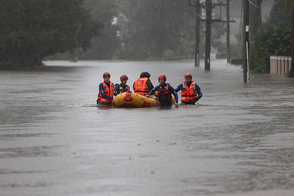 AusNewsNetwork's tweet photo. #NSWFloods 
🔺 38 areas in #NSW are now "disaster zones"
🔺  At least 18,000 people evacuated so far - with thousands more expected 
🔺  #Macleay River predicted to burst its banks and flood #Kempsey
🔺 #NSW requests  @AustralianArmy support 
🔺 Widespread #rainfall across #NSW https://t.co/mWATmcQ4KV