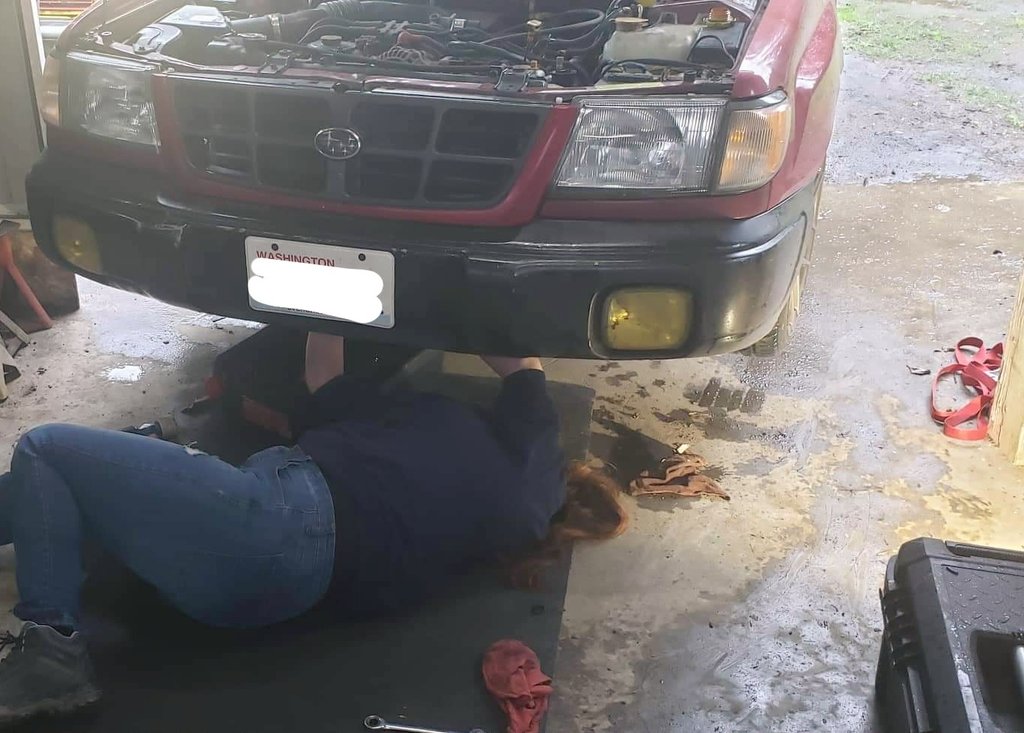 Rabije_'s tweet photo. Changed the fuel filter and oil on my subi today.  Didn't go as planned - one of the hoses on the fuel filter popped off and sprayed gas everywhere. Oops 😬 
#oopsy #subi #subaru #forester #fozzy #subarunation #imadeamess #stillagoodday #peace https://t.co/fGAtYZj7NQ