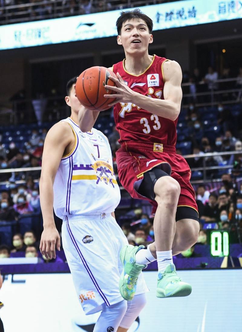 PDChinaSports's tweet photo. Wu Qian of the South Team scored a game-high 23 pts and won the #MVP trophy, as his team defeated the North 123-109 at the 2021 CBA #AllStar game on Sunday. The 27-year-old currently plays guard for CBA side Zhejiang Golden Bulls. https://t.co/xJJr711NzV