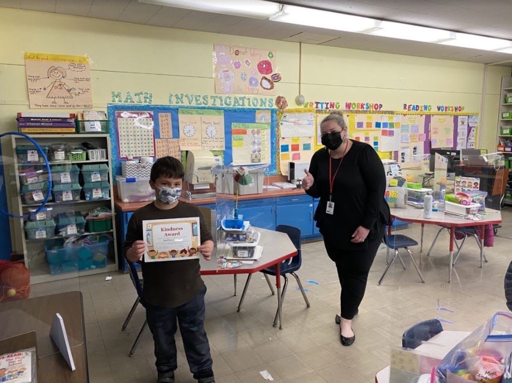 WOSnews's tweet photo. We love sharing ways in which our community shows kindness! @SamanthaCordone @CaralynCosgrove report that “Another student was struggling down the hall w/a heavy backpack. Matthew saw this & carried the bag for his friend.”
Thank you for your #kindness, Matthew! 😊 #woskind https://t.co/dagGJ4Megl