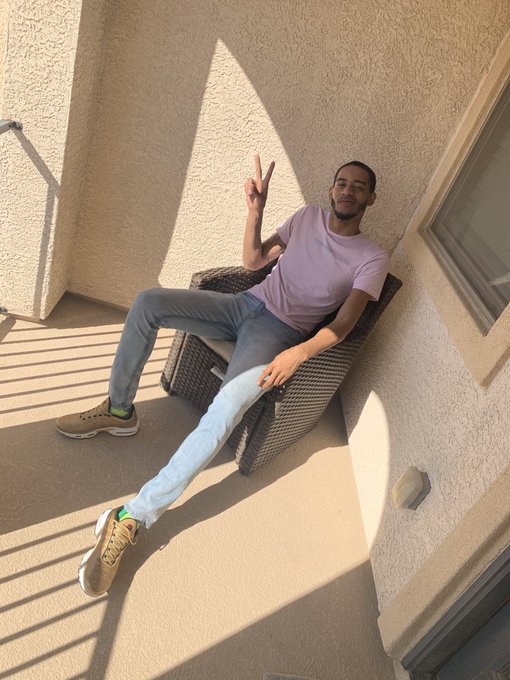 I&rsquo;m just living life 👽 https://t.co/LuermeA0Qp