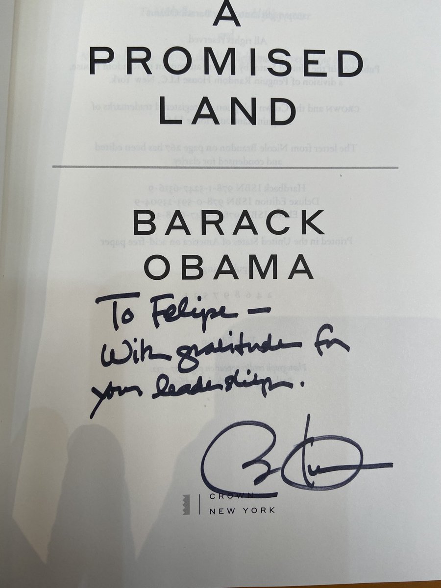 FelipeCalderon's tweet image. Recibí ayer una agradable sorpresa. Les comparto. Gracias Presidente @BarackObama por su libro y su generosa dedicatoria.