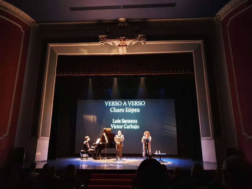 iperezrico's tweet photo. Qué maravilla de acto he disfrutado junto a @javi__rivera en el @TeatroCastelar por la celebración del #DíaMundialDeLaPoesía https://t.co/TvUM9wRk0D