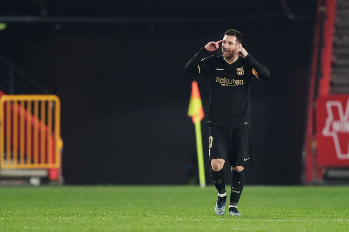InvictosSomos's tweet photo. Mete muchísimos goles, pero no solo es un goleador de clase mundial. Es el que más asiste, el que más regatea, el que más genera. Por algo es el único futbolista que ha ganado el Balón de Oro, la Bota de Oro y el premio al Mejor Constructor de Juego en un mismo año. THE BEST. https://t.co/WClrkVMgtJ