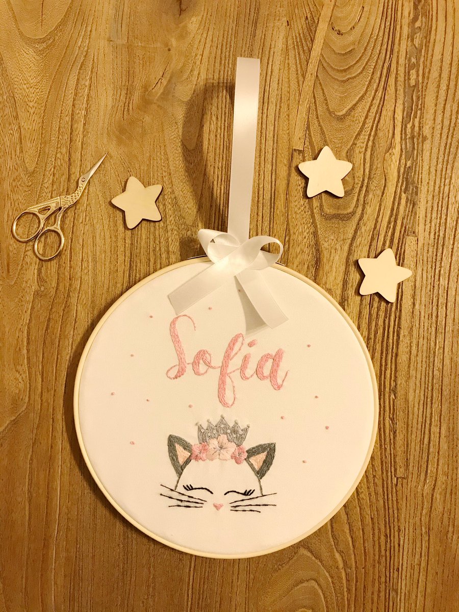 bordhada's tweet photo. 💫🅂🄾🄵🄸🄰💫Un regalo especial, pensado por un grupo de amigas genias para el nacimiento de Sofía 
¡Cata no se quiso perder la foto! 
.
#bordar #bordadoamano #hechoamano #hechoconamor #embroidery #sofia #bordadosofia #regalonacimiento #bastidorbordado #gato https://t.co/djb5dPKVcJ
