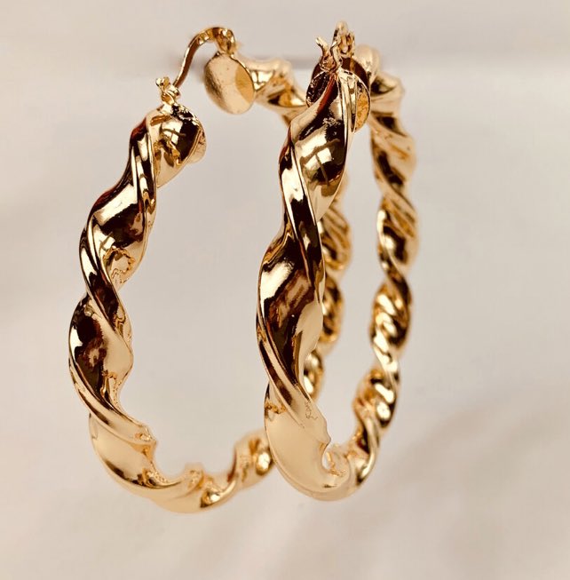 _shopnakedtruth's tweet photo. Weather man suggests stepping up your #goldhoop collection for Spring 💐✨and we couldn’t agree more 🤸🏽♀️
Shop our “Tight Twist” hoops and more on https://t.co/g7O9vpNzKa
#SpringEquinox #AriesSeason https://t.co/RULdMH49Kf