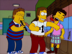 Aunque no lo sabe, Homer se queda tan jodido con esa imagen que con 13 años acaba convirtiendo esa frustración en rabia y es un auténtico bully, pegando a Waylon Smithers Jr., cara que le recuerda a ese cadáver descompuesto que le cambió la vida el pasado verano.