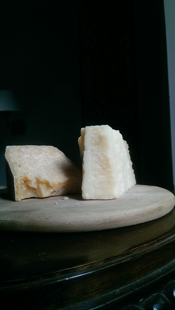 amorystarr's tweet photo. Ubriacone just means drunken. Any kind of cheese can be coated with wine, or even packed in the spent peel of crushed wine grapes as part of the process. #slowfood

https://t.co/GiIuoy99ir https://t.co/59rmSAyYJy