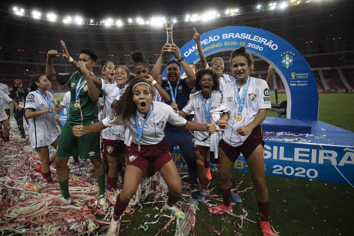 laradantas's tweet photo. eu sou fluminense pra caralho!🇭🇺😭 https://t.co/O985mSCOQo