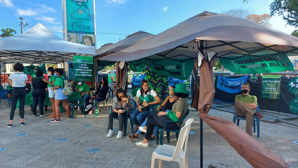 sergiagalvan's tweet photo. Así está nuestra tarde de domingo en el Campamento, gente creando, debatiendo, resistiendo, compartiendo, porque #LasCausalesVan @rd3causales https://t.co/SFTyT1mXwr