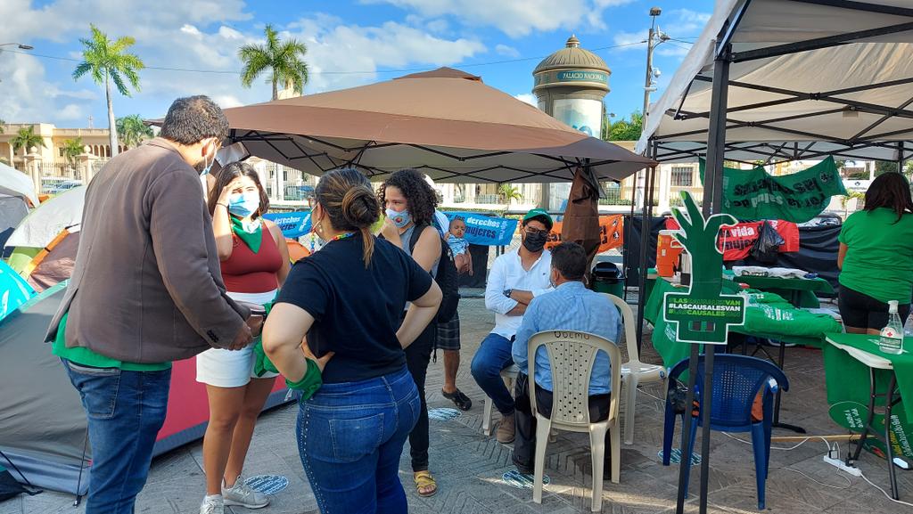 sergiagalvan's tweet photo. Así está nuestra tarde de domingo en el Campamento, gente creando, debatiendo, resistiendo, compartiendo, porque #LasCausalesVan @rd3causales https://t.co/SFTyT1mXwr