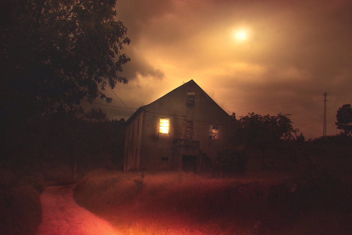 HenriPrestes's tweet photo. This portuguese village at night https://t.co/klnzBnRyyd