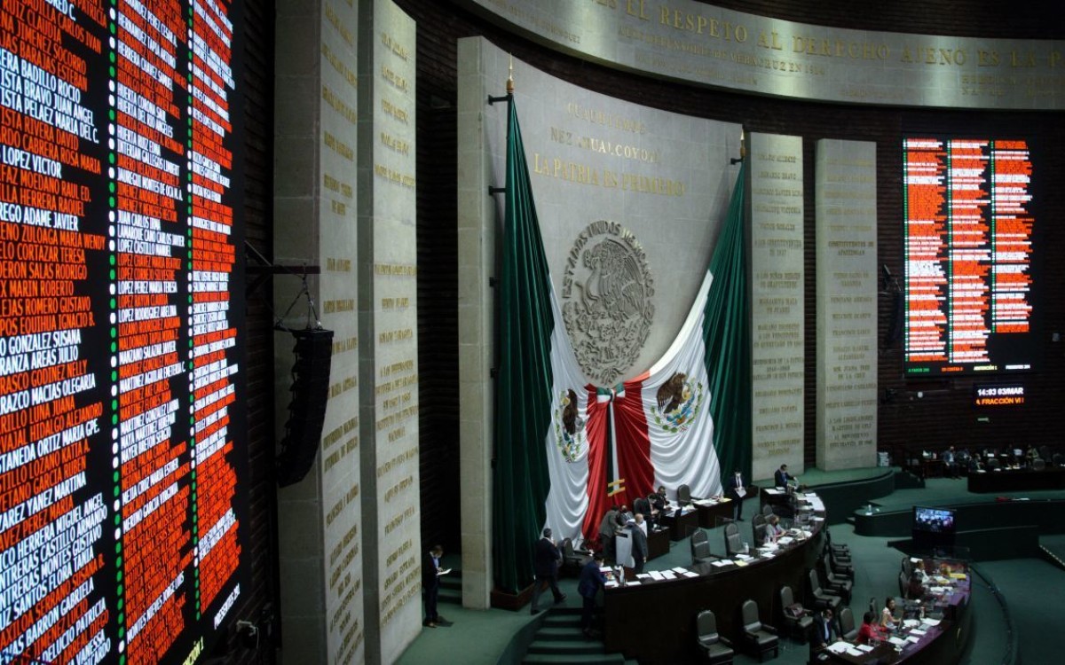 AristeguiOnline's tweet photo. Con 434 diputadas y diputados buscando la reelección, con reglas laxas y sin control ciudadano, es alto el riesgo de enquistar cacicazgos, desincentivar la renovación de cuadros políticos y consolidar a las cúpulas de San Lázaro | Por @chamanesco 👉 https://t.co/tMX9wQ5d8l https://t.co/OEq1qN8mdZ