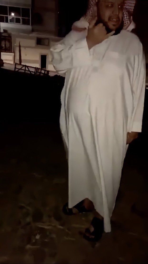 #متحرش_الطايف
كيف حكمتوا عليه 
الرجال سمعته تشوهت بدون وجه حق
الرجال ماندري مريض ماندري ابتلته البنت 
ماندري هو فعلا تحرش 
كمية كلام وسب بدون دليل 
حرام عليكم الظلم ظلمات 
اطالب وبشده القبض على المصوره 
والتحقيق معها ومحاسبتها بالتشهير بدون دليل
الوضع اصبح متفلت ومقزز الله ياخذكم