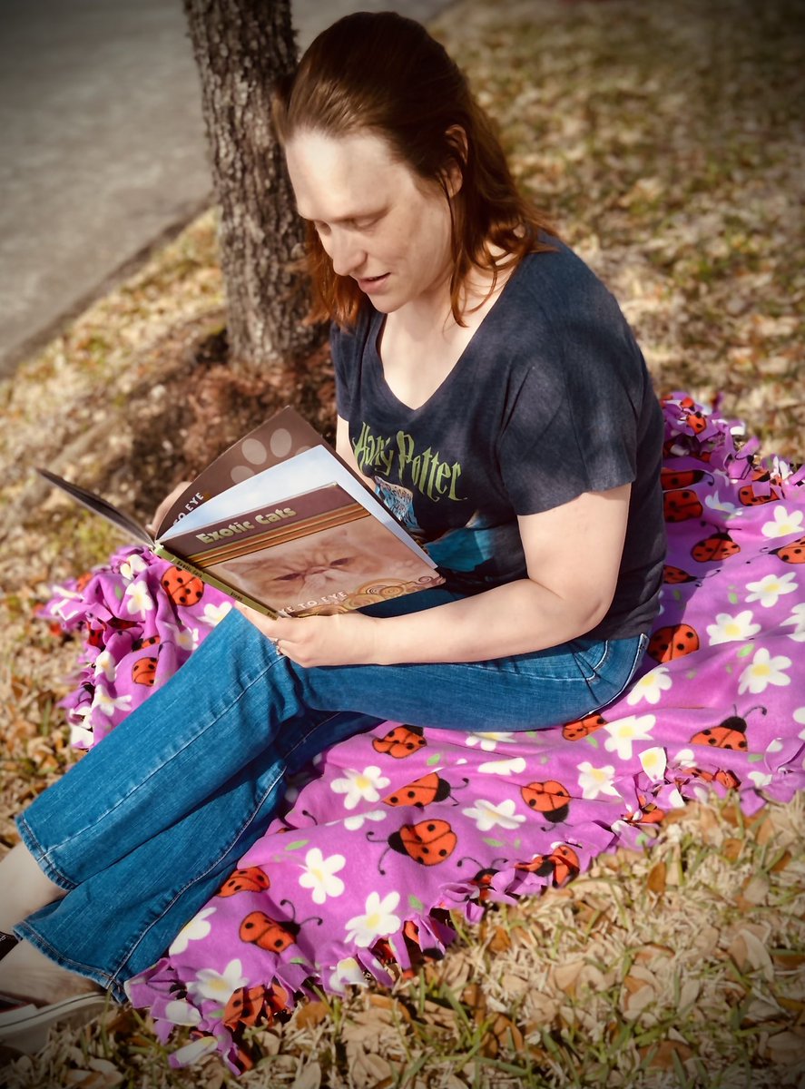 LCEMustangLib's tweet image. Beautiful day to read at the park. Yes, it’s another cat book. 🐈 📚❤️ #CCISDReads #SpringBreakReadingChallenge @LCE_Mustangs