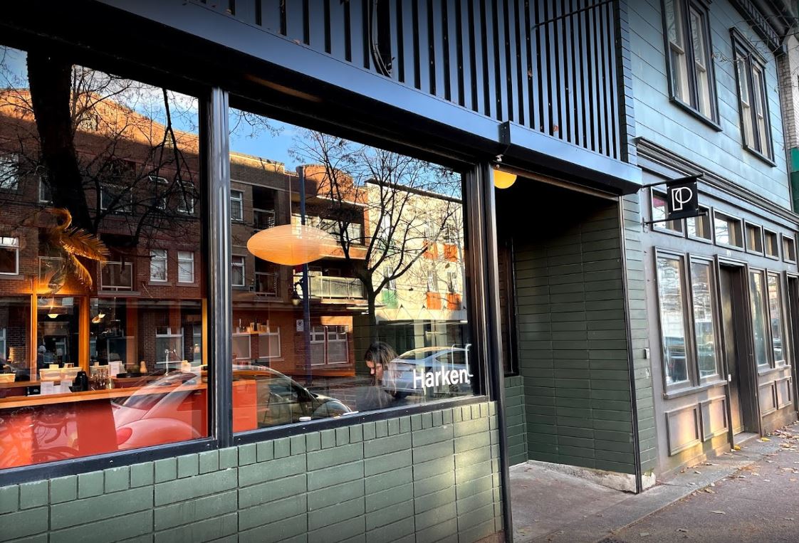 CityNewsVAN's tweet photo. As public anxiety grows in light of women in Vancouver reporting they have been followed, Harken Coffee owner wants people to know his business can be a safe haven. He says people can order a 'non-fat Americano' and staff will know you need help. https://t.co/GjdIn3aDCs https://t.co/JfRGXvtREJ