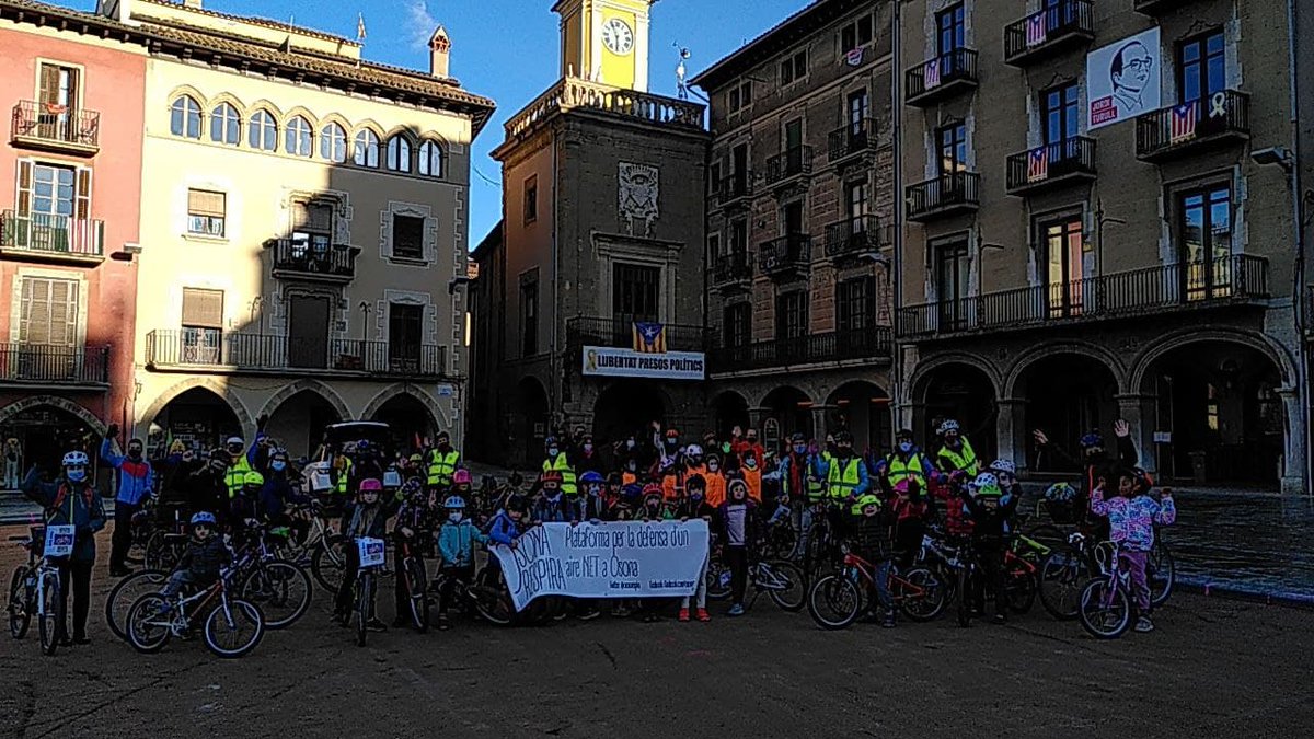 OsonaRespira's tweet photo. Divendres, vam pedalar com cada dia, pel medi ambient. Uneix-te a la mobilitat divertida, ecològica i social. La bicicleta és una gran companya de viatges. Amb @osonabici @canvisencadena @osonarespira i diverses AFA i AMPAs de Vic https://t.co/IFZ1CuVNRk