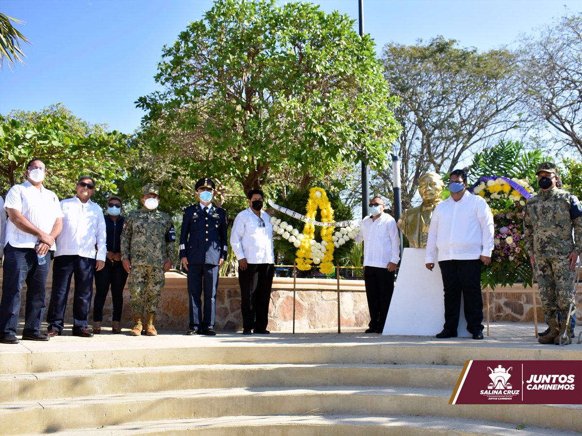 GobDeSC's tweet photo. Salina Cruz, Oax. - Con un acto cívico, el Gobierno Municipal conmemoró el 215 aniversario del natalicio de Don Benito Juárez García, se contó con la presencia de integrantes de logias masónica e invitados especiales @JuanCarlosAteks @lopezobrador_  #JuntosCaminemos https://t.co/IIpG0kLJHT