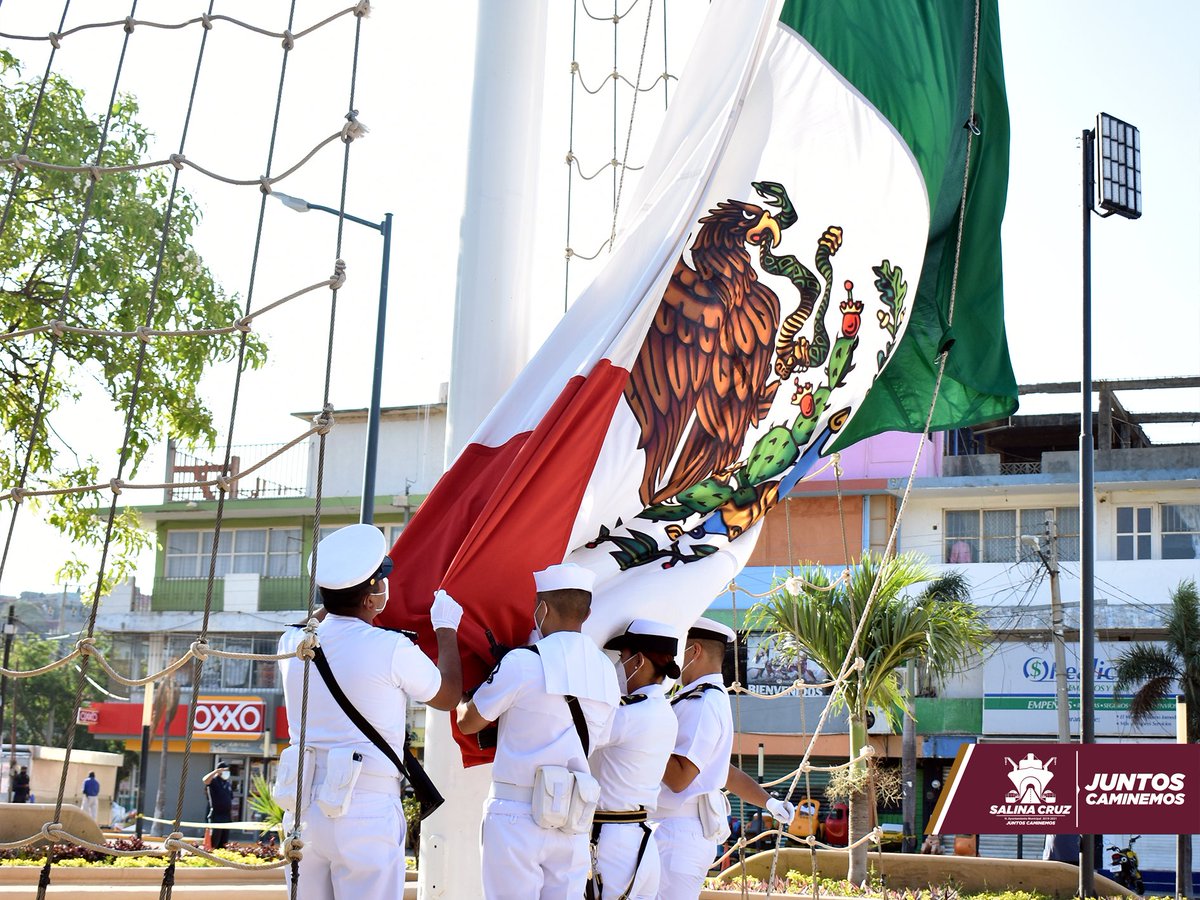 GobDeSC's tweet photo. Salina Cruz, Oax. - Con un acto cívico, el Gobierno Municipal conmemoró el 215 aniversario del natalicio de Don Benito Juárez García, se contó con la presencia de integrantes de logias masónica e invitados especiales @JuanCarlosAteks @lopezobrador_  #JuntosCaminemos https://t.co/IIpG0kLJHT