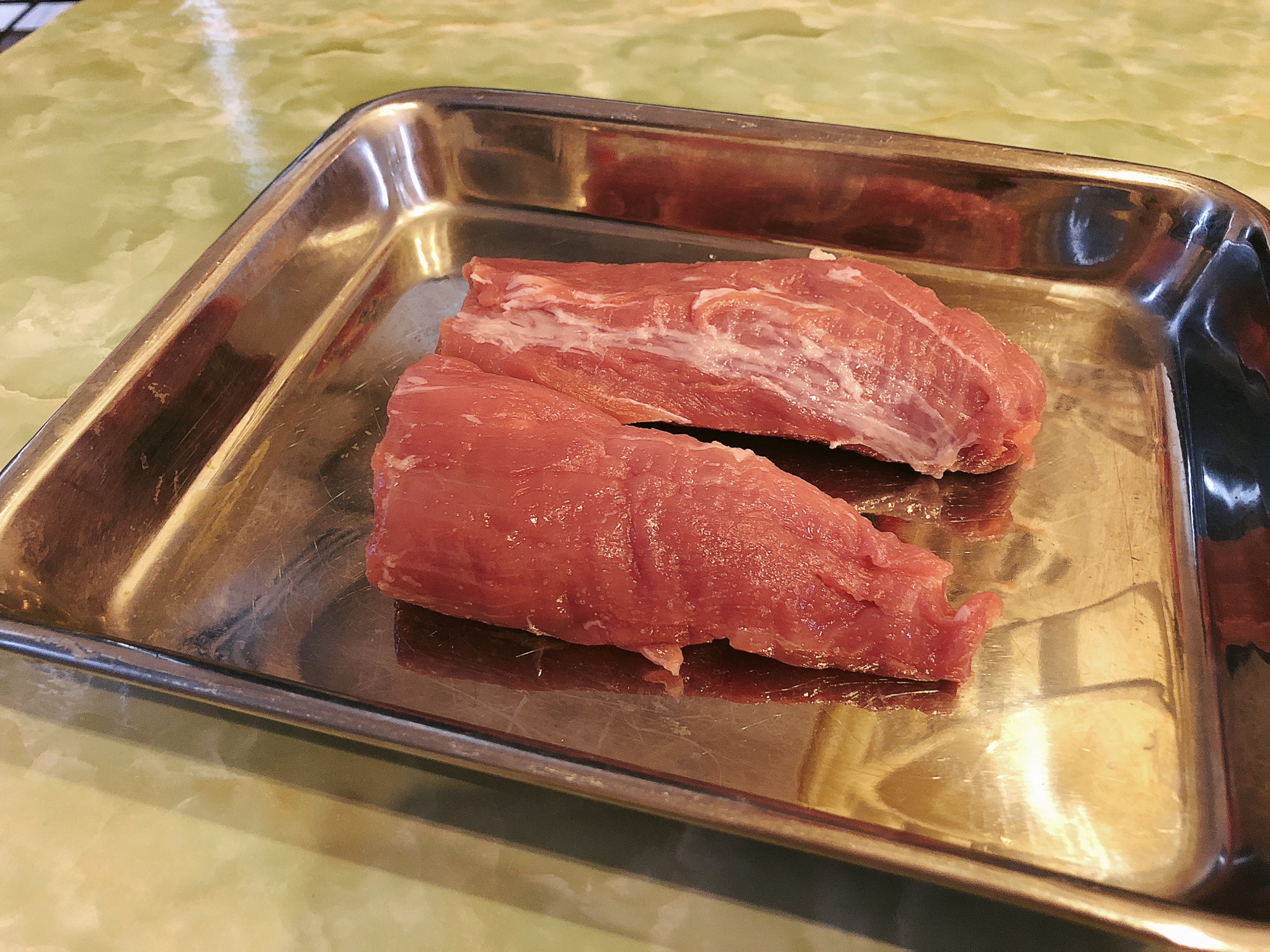 魔女っこれい 昨日 低温調理した豚ヒレ肉 火が通り過ぎでした 切ったらグレーだけどラーメンにのせたらまぁまぁピンク色になったかな ヒレ肉の火入れって難しいかも 残ったヒレ肉は塩を振って室温に戻しコンベクションオーブンで焼いてみようと思うのよ