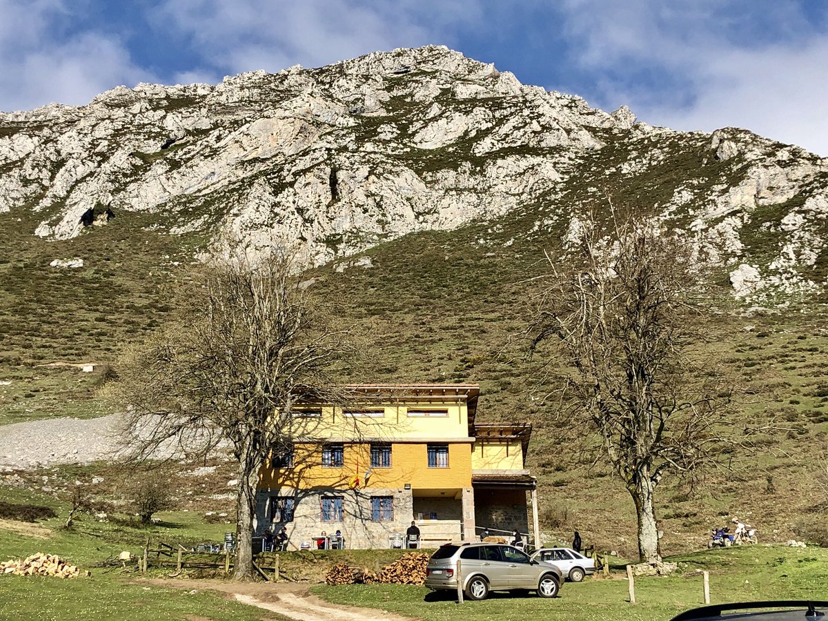Saboreandolavid's tweet photo. Menudas vistas desde el Albergue Fayacaba que también participa en la VII @RutadelaFabada. Merece la pena subir a visitarles sin lugar a dudas! https://t.co/mCf1EElZMM