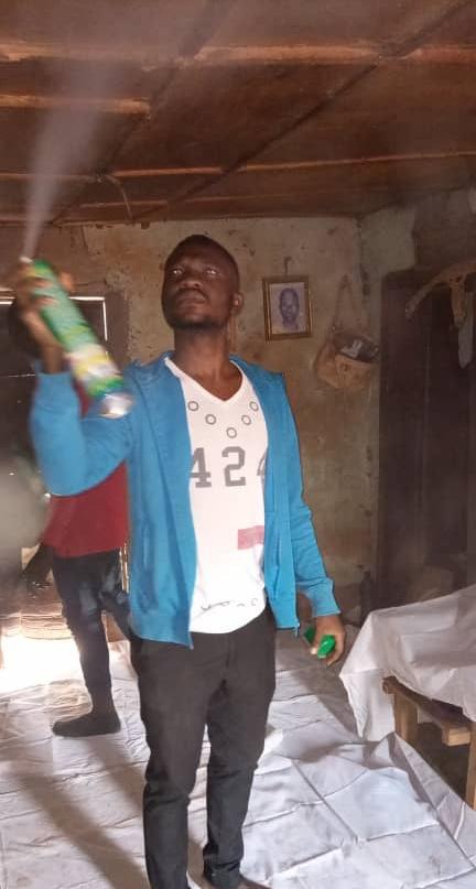 FonkouNat's tweet photo. - Spreading sheets
-Pyrethrum spraying
-Collection of knockdown mosquitoes
#Pyrethrum_Spray_catch
#Field_work
#Hard_worker https://t.co/ndh9aakdmm