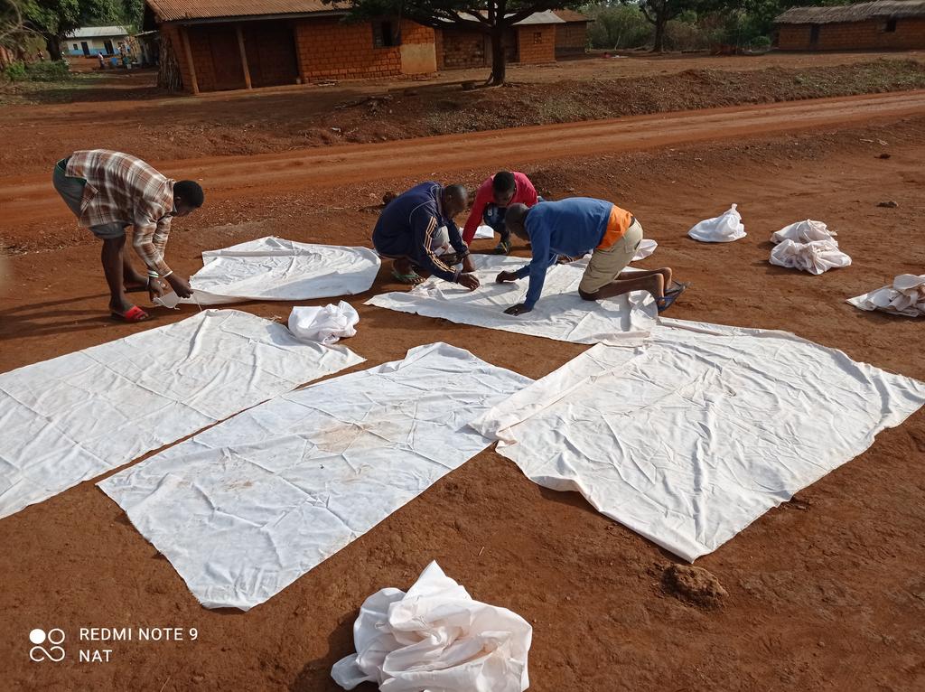 FonkouNat's tweet photo. - Spreading sheets
-Pyrethrum spraying
-Collection of knockdown mosquitoes
#Pyrethrum_Spray_catch
#Field_work
#Hard_worker https://t.co/ndh9aakdmm