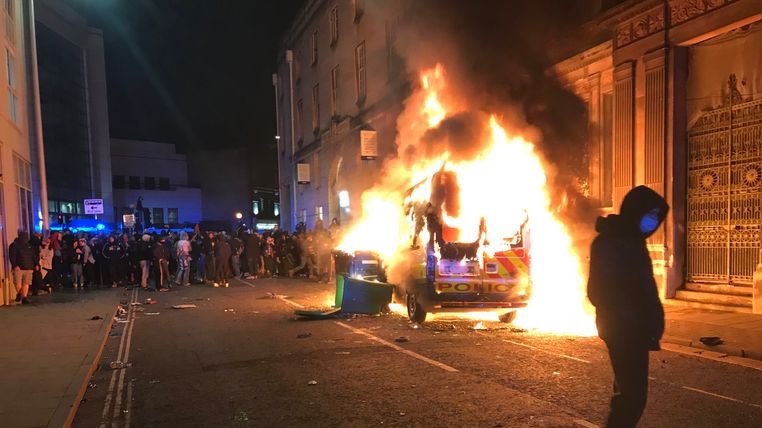 mbleasy's tweet photo. Can someone please explain to my why anyone would think this is an acceptable course of action?These people are there to help and protect you. They are also someone’s Mother, Wife, Father Son, Husband or Daughter. The world is going mad!! ⁦https://t.co/UmFFM5WS52 https://t.co/DCV8il9LqG