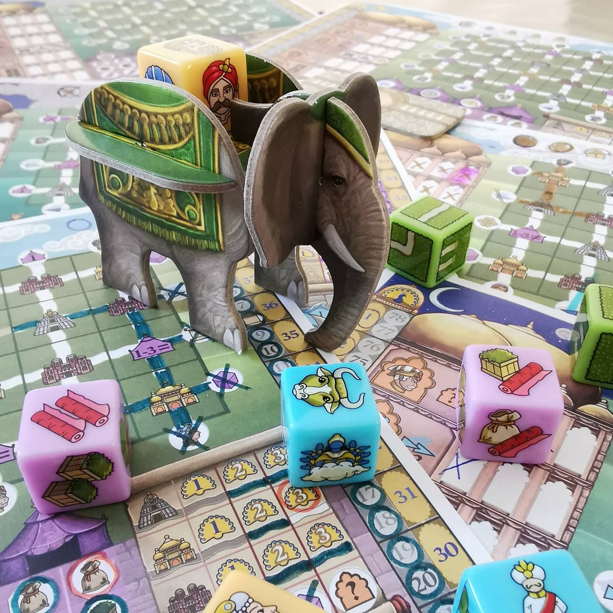 DeboJeux's tweet photo. Aujourd’hui je vous parle de #RajasOfTheGanges #TheDiceCharmers, une version R&W du célèbre jeu de #InkaBrand et #MarkusBrand et autant vous le dire tout de suite, on est fans !!
Article à lire sur FB et IG :
🟦 https://t.co/nrxGqsYy6a
🟪 https://t.co/OOqopROPGv
@Atalia_Jeux https://t.co/24Htlvy1nA
